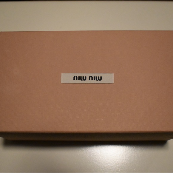 MIU MIU
Nappa Matelasse Double Zip Pochette Clutch Loto Come with Strap. - Picture 4 of 10